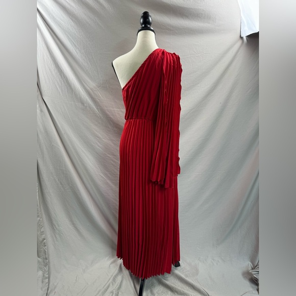 Red One Shoulder Twist Front Pleated Hem Dress - Picture 10 of 11